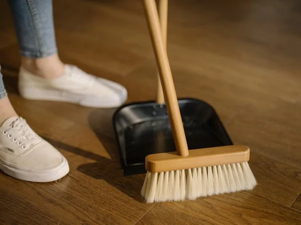 Jak dbać o podłogę drewnianą? Praktyczny poradnik pielęgnacji